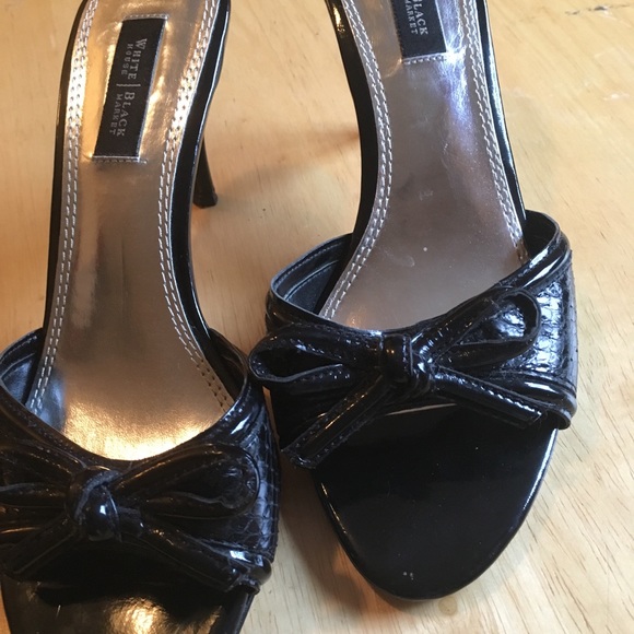 ⚪️White House Black Market black heels with bow⚫️ - Picture 5 of 5